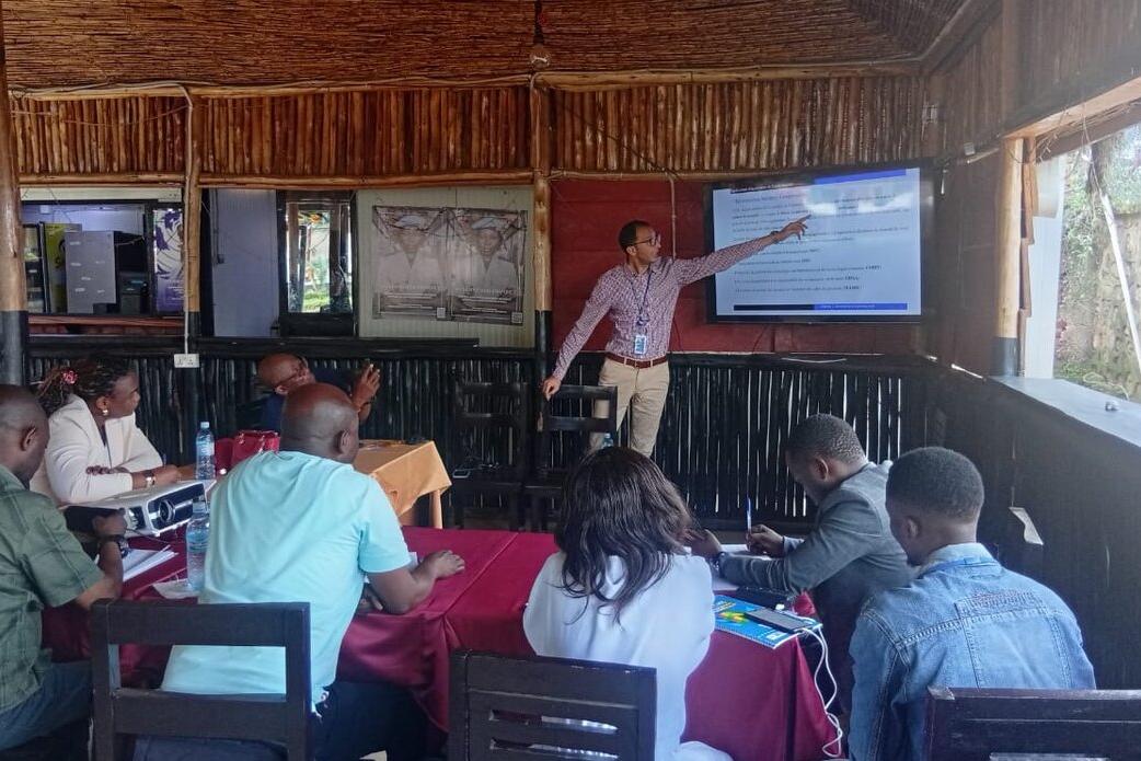 Un groupe assiste à une présentation.