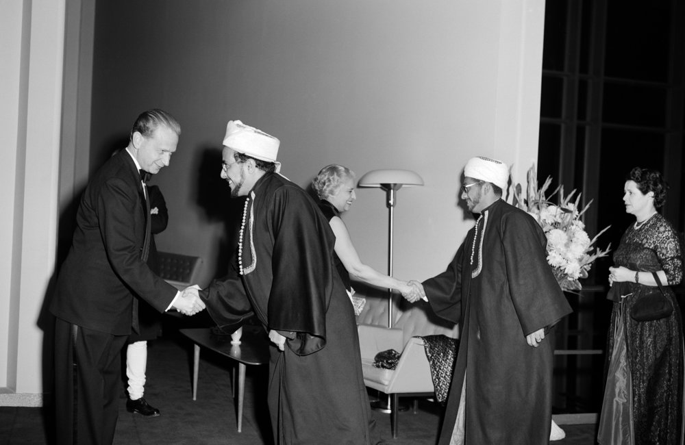 A 1953 music recital, with the participation of Licia Albanese, Soprano, and Jussi Bjorling, Tenor, of the Metropolitan Opera of New York, took place yesterday evening in the General Assembly auditorium.  This picture shows the hosts greeting some of their guests. From left to right: Mr. Hammarskjöld, H.R.H. Prince Saif Al Islam Abdullah, Minister for Foreign Affairs of Yemen, Madame Pandit and Sayed Hassan Ibrahim, also from Yemen. UN Photo/UN Photo Library.