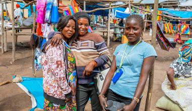 Trois membres de la communauté posent pour une photo.